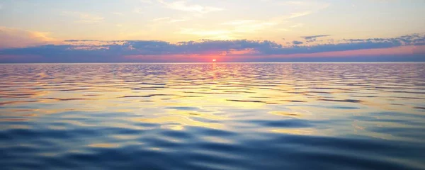 日没のバルト海 澄んだ空 青とピンクの輝く雲 柔らかい黄金の太陽 水面の質感 絵のような空中の夢のような風景 雲の風景 パノラマビュー — ストック写真