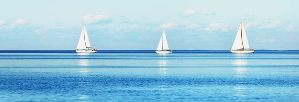 スループは晴れた日に地中海を航行するヨットを操縦しました スペイン 白い雲と青空 水の反射 牧歌的な海の景色 スポーツとレクリエーションのテーマ — ストック写真