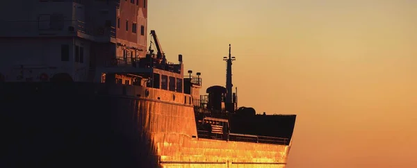 Groot Vrachtschip Varen Oostzee Bij Zonsondergang Zacht Gouden Zonlicht Begrip — Stockfoto