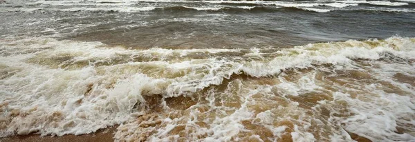 嵐の間のバルト海 水のスプラッシュ シースケープ 気候変動 悪天候 — ストック写真