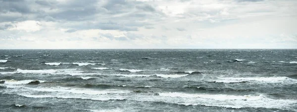 雷雨の後 劇的な日没の雲の下でバルト海 波を閉じる ラトビア 壮大な海の景色 サイクロン 気象学 生態学 気候変動 自然現象 — ストック写真