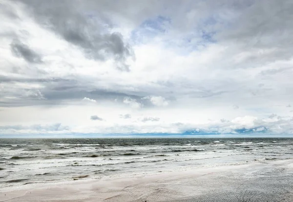 Baltık Deniz Kıyıları Fırtınadan Sonra Dramatik Günbatımı Bulutları Altında Letonya — Stok fotoğraf