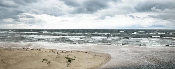 Balti Tenger Drámai Naplemente Felhők Alatt Vihar Után Hullámok Közelről — Stock Fotó