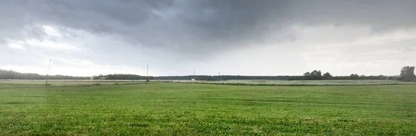 Αγροτικός Αγρός Μετά Βροχή Δραματικός Ουρανός Επικό Σύννεφο Καυλωμένος Καιρός — Φωτογραφία Αρχείου