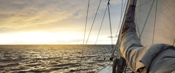 Yacht Ιστιοπλοΐα Μια Ανοιχτή Θάλασσα Μια Χειμωνιάτικη Μέρα Ηλιοβασίλεμα Κοντινή — Φωτογραφία Αρχείου