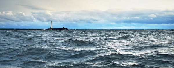 Вид Північне Море Вітрильника Заході Сонця Драматичне Штормове Небо Сонячні — стокове фото