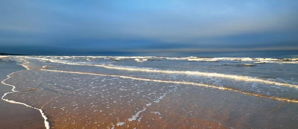 Widok Pokrytego Śniegiem Piaszczystego Brzegu Morza Bałtyckiego Zachodzie Słońca Zatoka — Zdjęcie stockowe