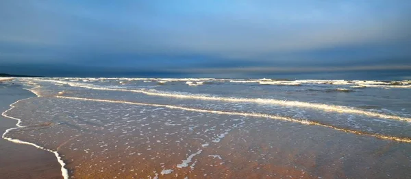 Uitzicht Vanaf Met Sneeuw Bedekte Zandkust Van Oostzee Bij Zonsondergang — Stockfoto