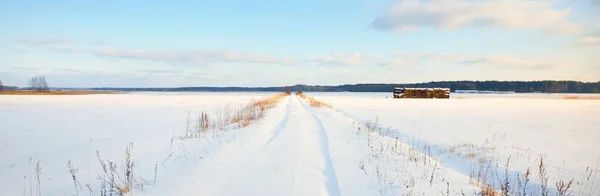 Panoramisch Uitzicht Ijsweg Door Een Besneeuwd Veld Met Hooibergen Winterlandschap — Stockfoto