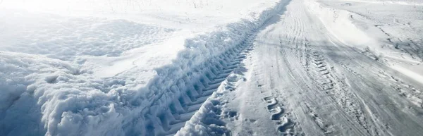 Świeży Śnieg Panoramiczny Widok Pokryte Śniegiem Pole Śnieżycy Zachodzie Słońca — Zdjęcie stockowe