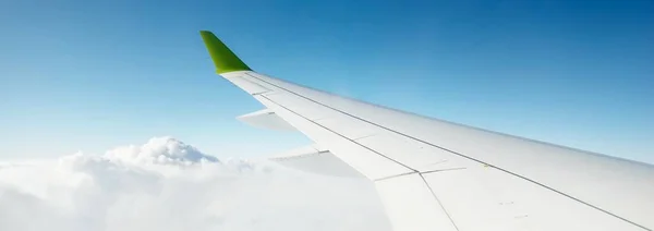 장식의 뭉게구름으로 비행기에서 바라보는 파노라마의 날개를 클로즈업 꿈같은 클라우드 스케이프 — 스톡 사진