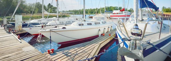 Elegant Modern Sailing Boats Rent Moored Pier Yacht Clear Day — Stock Photo, Image