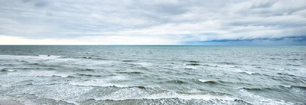 Mar Báltico Sob Nuvens Dramáticas Escuras Após Trovoada Letónia Uma — Fotografia de Stock