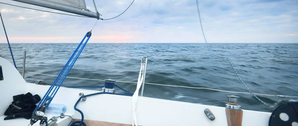 日落时在大海中的游艇驾驶舱中航行 暴风雨过后 天空充满了五彩斑斓的云彩 浪花和水花四溅 体育和娱乐主题 — 图库照片