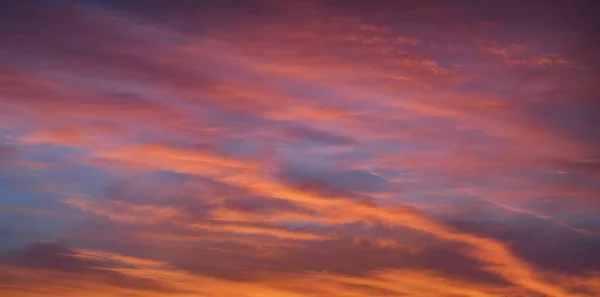 Cielo Azul Claro Resplandeciente Cirro Rosado Dorado Nubes Cúmulos Después —  Fotos de Stock