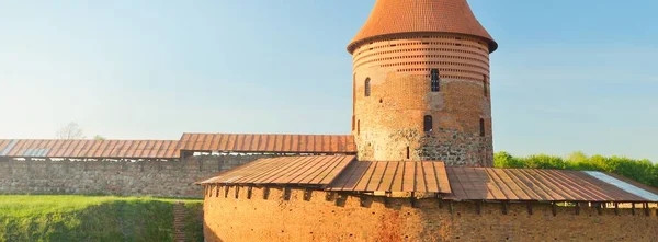 Červené Cihly Středověké Hradní Věž Zeď Proti Jasné Modré Obloze — Stock fotografie
