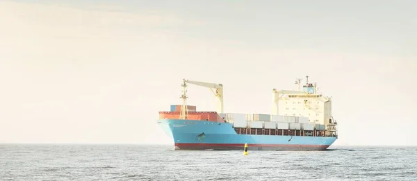 Groot Blauw Vrachtcontainerschip Met Een Kraan Die Open Zee Vaart — Stockfoto