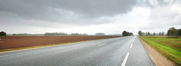 Pusta Autostrada Droga Asfaltowa Przez Pola Dramatyczne Niebo Przed Deszczem — Zdjęcie stockowe