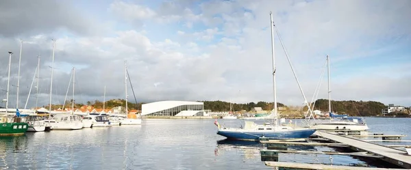 Motorbåtar Yachter Segling Och Fiskebåtar Förtöjda Till Brygga Liten Fjordar — Stockfoto