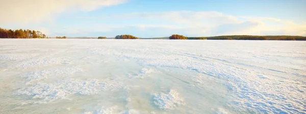 Замерзшее Озеро Заснеженный Сосновый Лес Закате Структура Льда Драматическое Небо — стоковое фото