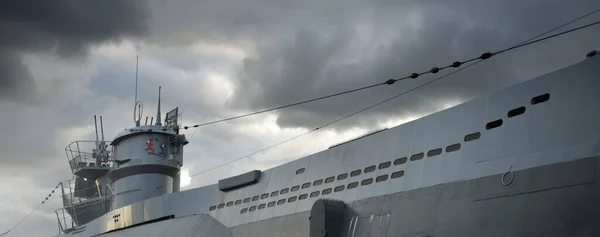 Német 995 Tengeralattjáró Drámai Viharfelhők Múzeumi Hajó Laboe Haditengerészeti Emlékmű — Stock Fotó