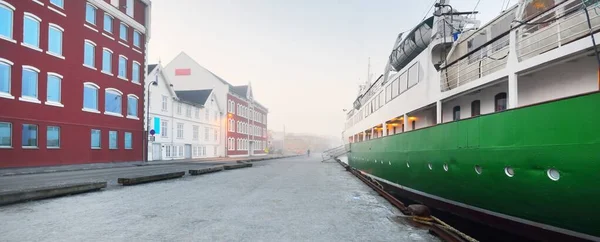 Şehir Merkezindeki Bir Rıhtıma Demirlemiş Yeşil Eğitim Gemisi Stavanger Seti — Stok fotoğraf