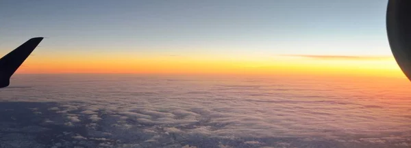 Goldener Himmel Bei Sonnenuntergang Mit Flauschigen Ornamentalen Kumuluswolken Panoramablick Aus — Stockfoto