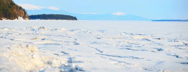 凍結湖の海岸に氷の圧力尾根 背景の山のピーク 劇的な雲景 絵のように美しい冬の風景 生態系 気候変動 コラ半島 カレリア ロシア — ストック写真