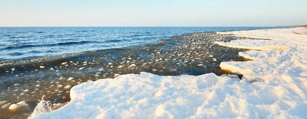 晴れた日に冷凍バルト海の海岸 雪のテクスチャを閉じるまで 青い空だ 絵のように美しい冬の風景 生態系 気候変動 地球温暖化 パノラマビュー コピースペース — ストック写真