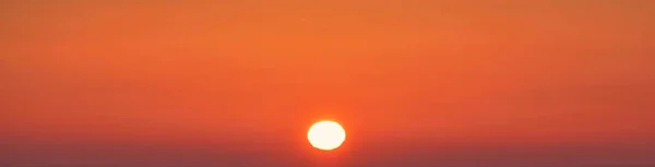 Чистое Небо Светящиеся Перистые Кучевые Облака После Шторма Мягкий Солнечный — стоковое фото