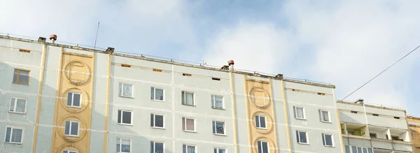 Sowieckie Domy Blokowe Chmurne Błękitne Niebo Dramatyczny Chmurny Krajobraz Panoramiczny — Zdjęcie stockowe