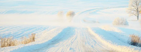 Wiejska Droga Przez Pokryte Śniegiem Pole Zamieci Zachodzie Słońca Czyste — Zdjęcie stockowe
