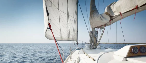 Landasan Putih Kapal Pesiar Berlayar Laut Terbuka Pada Hari Yang — Stok Foto