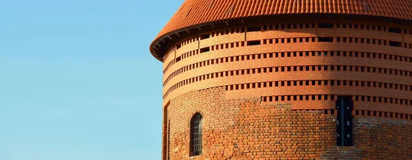 Torre Del Castello Medievale Mattoni Rossi Muro Contro Cielo Blu — Foto Stock