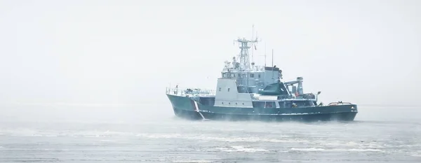 Navio Guarda Costeira Navegando Durante Tempestade Inverno Nevoeiro Ondas Mau — Fotografia de Stock