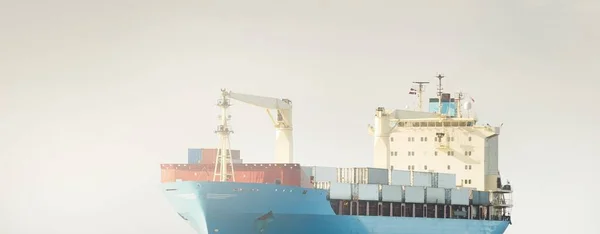 Stora Blå Lastcontainerfartyg Med Kran Som Seglar Öppet Hav Usa — Stockfoto