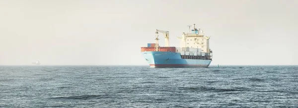 装有起重机的蓝色大型集装箱船在开阔海上航行 货物运输 航海船 全球通信 — 图库照片