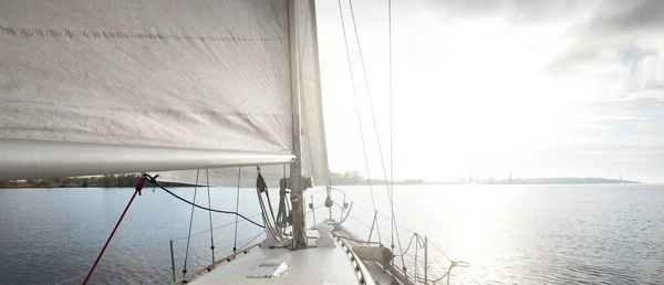 항해하는 화이트 갑판에서 뱃머리 까지의 물에서 반사되는 자연광 조경을 유람선 — 스톡 사진