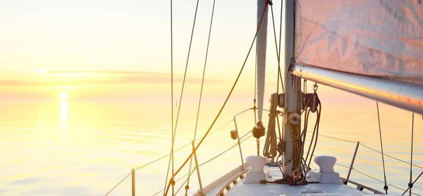 Witte Jacht Zeilen Een Open Zee Bij Zonsondergang Van Dichtbij — Stockfoto