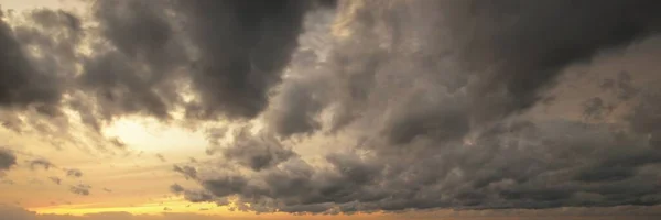 Jasná Obloha Zářící Cirrus Kumulující Mraky Bouři Měkké Sluneční Světlo — Stock fotografie