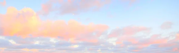 Cielo Despejado Cirros Brillantes Nubes Cúmulos Después Tormenta Luz Solar — Foto de Stock