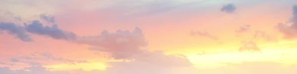 柔らかい日差しの後に澄んだ空 輝くサーカスと積雲 劇的な日没の雲の風景 グラフィックリソース 絵のように美しいパノラマ風景 — ストック写真