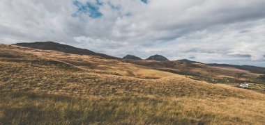 Dağlar, karanlık fırtına gökyüzünün altında zirve yapar. Dramatik bulutlar. Jura Adası, Inner Hebrides, İskoçya, İngiltere. Atmosferik manzara. Panoramik görünüm