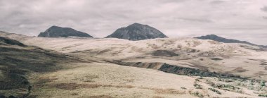 Dağlar, karanlık fırtına gökyüzünün altında zirve yapar. Dramatik bulutlar. Jura Adası, Inner Hebrides, İskoçya, İngiltere. Atmosferik manzara. Panoramik görünüm