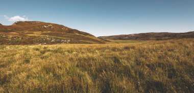 Islay Adası 'nın kayalık kıyıları ve vadilerin panoramik manzarası. Inner Hebrides, İskoçya, İngiltere. Idyllic manzara. Seyahat yerleri, ulusal dönüm noktası, eğlence, eko turizm, çevre