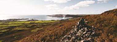 Islay Adası 'nın kayalık kıyıları ve vadilerin panoramik manzarası. Inner Hebrides, İskoçya, İngiltere. Idyllic manzara. Seyahat yerleri, ulusal dönüm noktası, eğlence, eko turizm, çevre