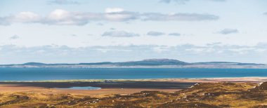 Islay Adası 'nın kayalık kıyıları ve vadilerin panoramik manzarası. Inner Hebrides, İskoçya, İngiltere. Idyllic manzara. Seyahat yerleri, ulusal dönüm noktası, eğlence, eko turizm, çevre