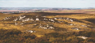 Islay Adası 'nın kayalık kıyıları ve vadilerin panoramik manzarası. Inner Hebrides, İskoçya, İngiltere. Idyllic manzara. Seyahat yerleri, ulusal dönüm noktası, eğlence, eko turizm, çevre