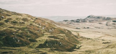 Islay Adası 'nın kayalık kıyıları ve vadilerin panoramik manzarası. Inner Hebrides, İskoçya, İngiltere. Idyllic manzara. Seyahat yerleri, ulusal dönüm noktası, eğlence, eko turizm, çevre