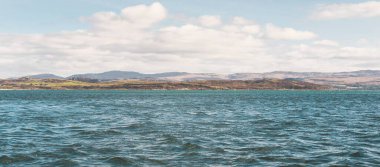 Yat manzaralı Jura adasının batı kıyısındaki kayalık kıyılara (uçurumlara) yelken açmak. Parlak bulutlu dramatik günbatımı gökyüzü. Inner Hebrides, İskoçya, İngiltere. Seyahat yerleri, işaretler